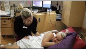 Utah doula helping her client through her unmedicated birth